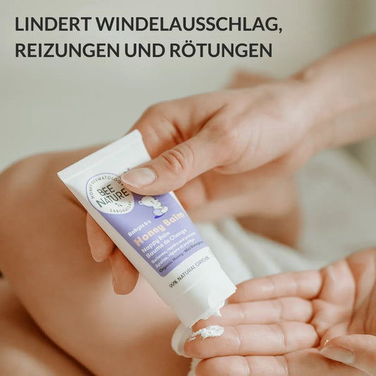 Die Creme wird bei jedem Windelwechsel dünn auf den gereinigten und trockenen Po aufgetragen, um Rötungen vorzubeugen.