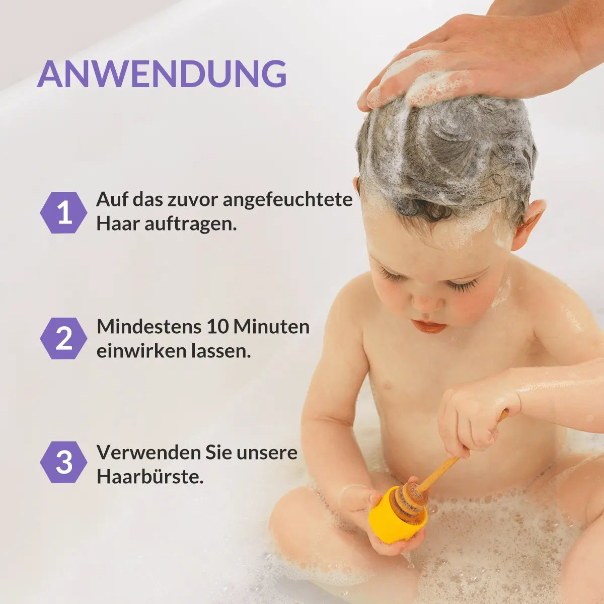 Eine Mutter massiert das sanfte Shampoo vorsichtig in die Kopfhaut des Babys ein.