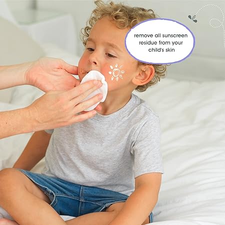 Anwendung der Bee Nature Reinigungsmilch für Kinder – sanft mit einem Wattepad auftragen, ohne Abspülen