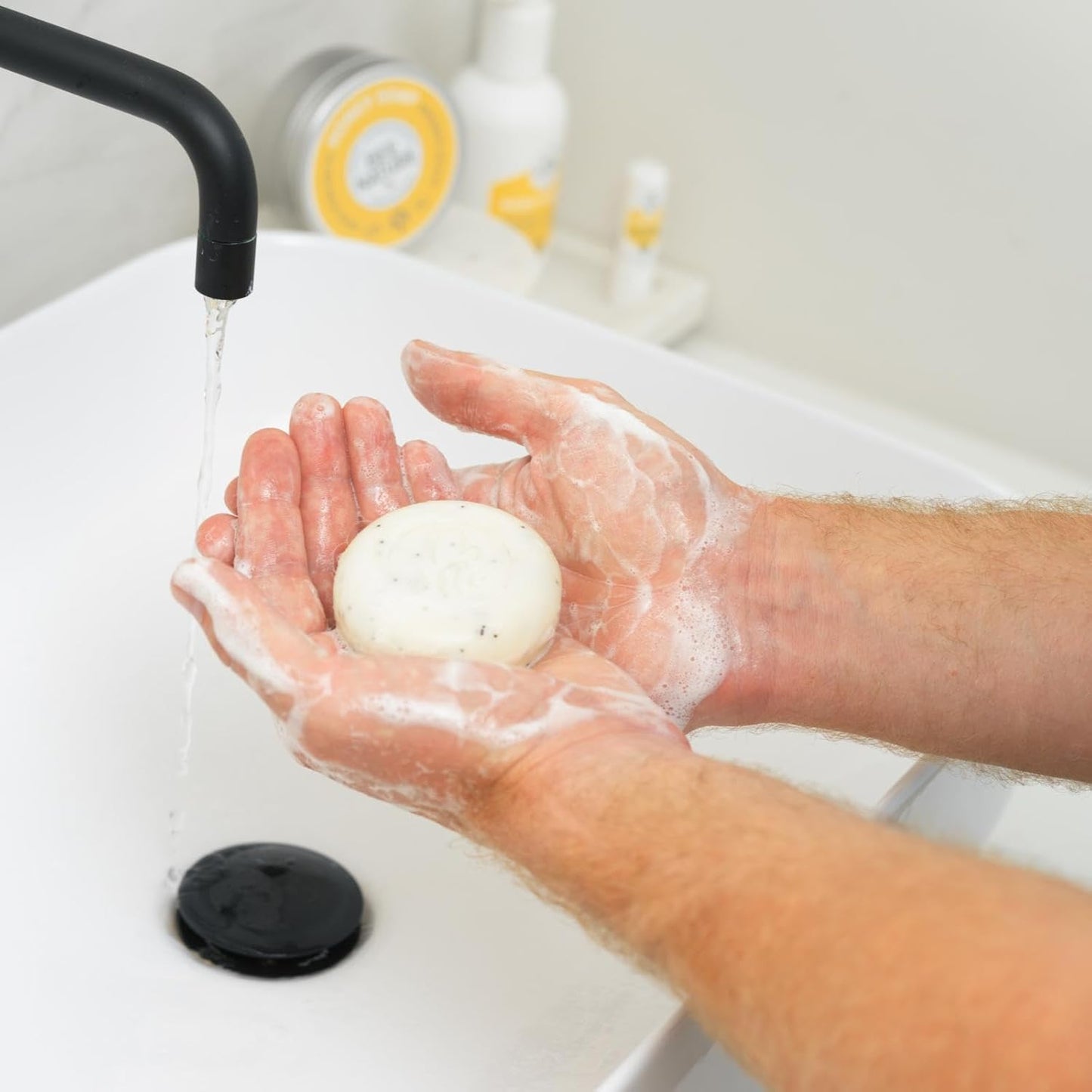 Die rückfettende Seife wird für die schonende Gesichts- oder Handreinigung verwendet und hinterlässt ein sauberes, aber weiches Hautgefühl ohne Spannungsgefühl.